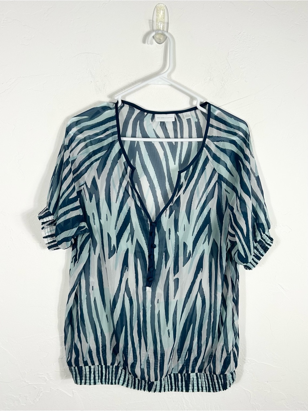 New York & Company Blue Abstract Zebra Stripe Chiffon Blouse Size M Smocked